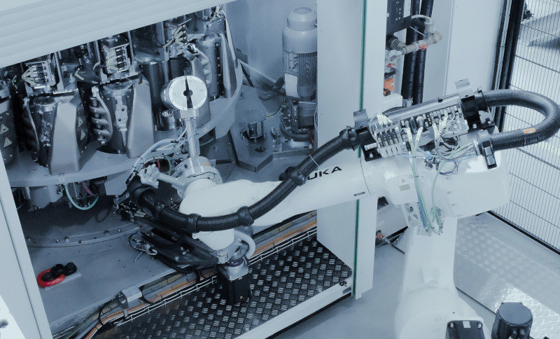 Flexible and efficient: automated line changeovers for the InnoPET TriBlock from KHS
